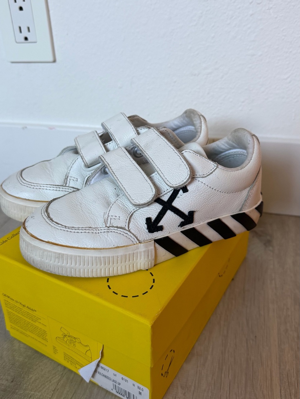 Off-White Kids White Leather Velcro Sneakers with Black Arrow Detail